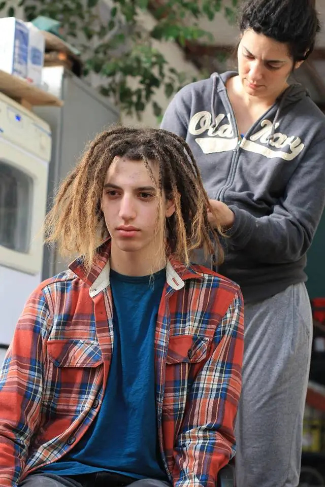 סריגת ראסטות. ניצן לראות שצד ימין אחרי סריגה ושמאל לפני